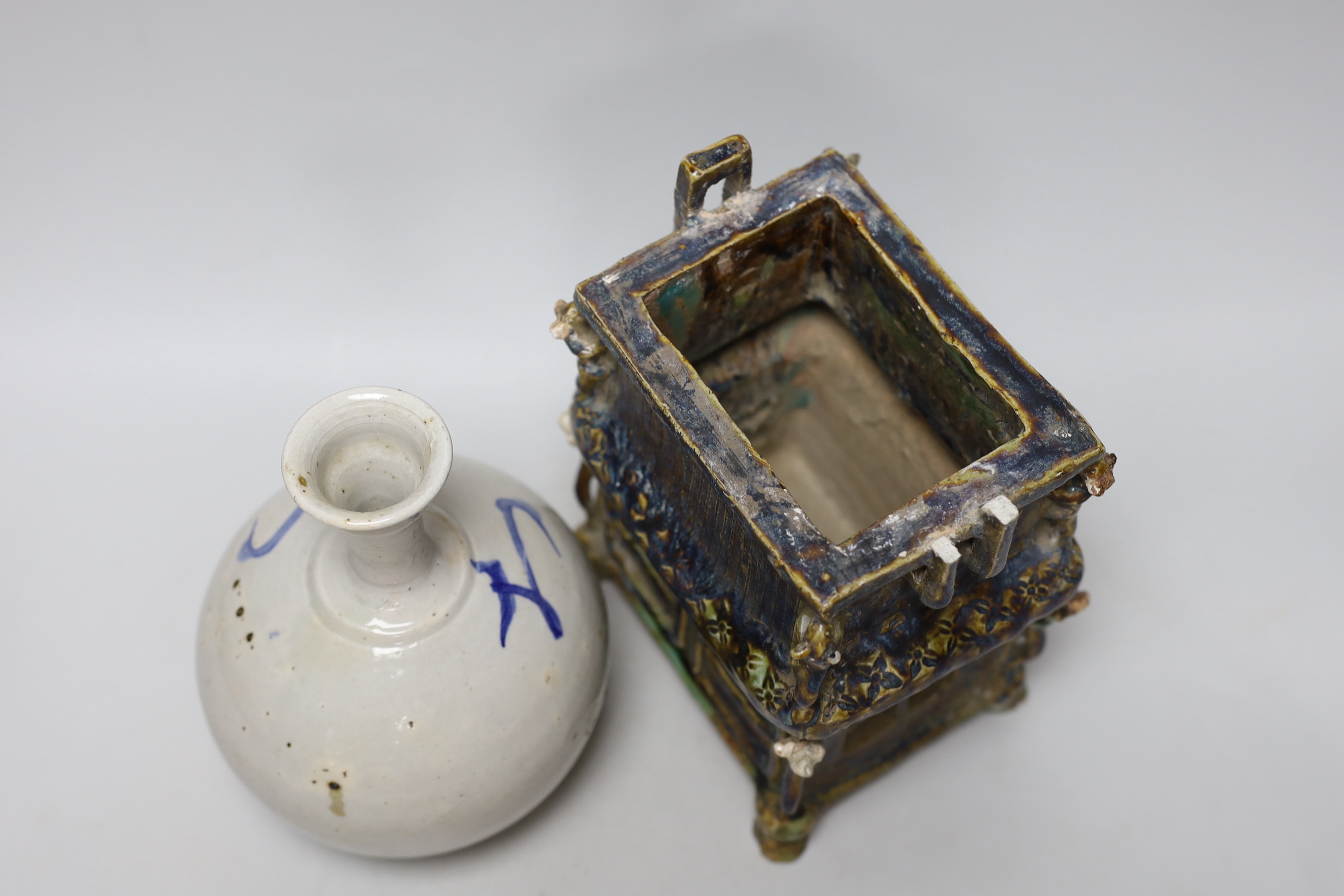 A Korean porcelain bottle vase and a Chinese archaistic planter, vase 18cm high